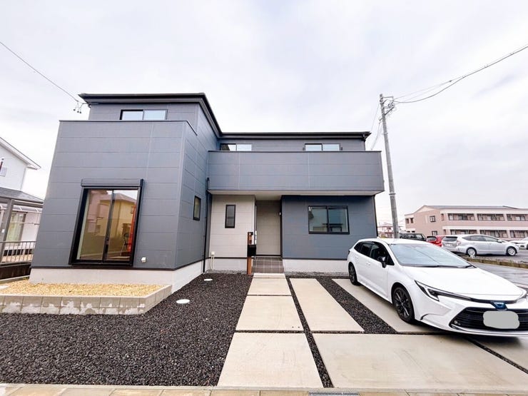 前面道路幅約6.25m以上あり駐車が苦手な方も安心して駐車できます♪