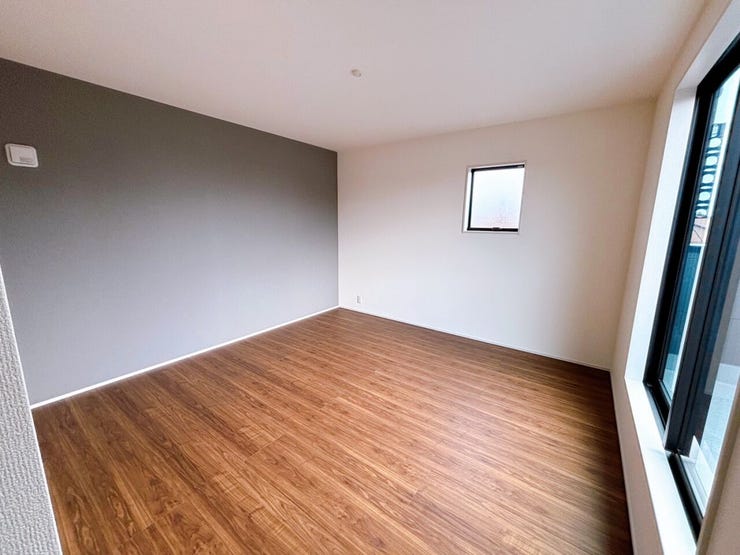 2階 洋室(8.75帖)にはアクセントクロスが空間にメリハリを生み、落ち着いた印象を演出します☆