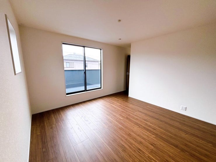 2階 洋室(5.16帖)からはバルコニーへ出入りできます。