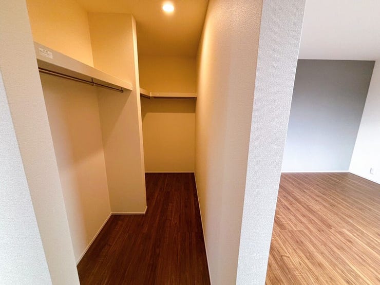 2階 洋室(8.75帖)にはWIC完備☆
お洋服以外にもたっぷり収納できお部屋がスッキリ整います。