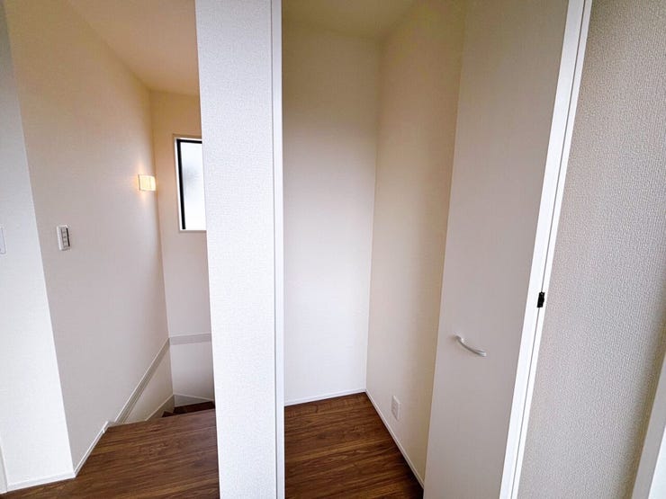 2階 ホールには収納スペースがあります。