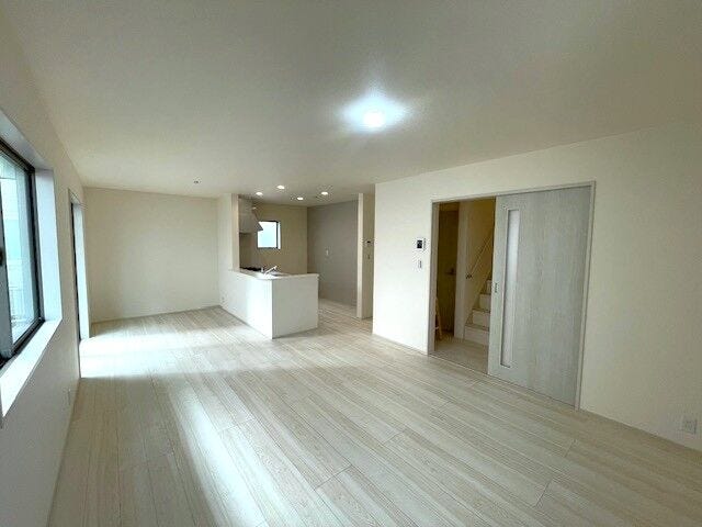 窓が4か所あり、自然光がたっぷり差し込む心地良い空間です。