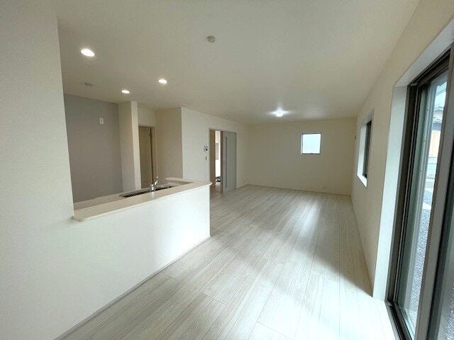 カウンターキッチン前にダイニングテーブルを置ける間取りで、配膳や後片付けがスムーズ☆