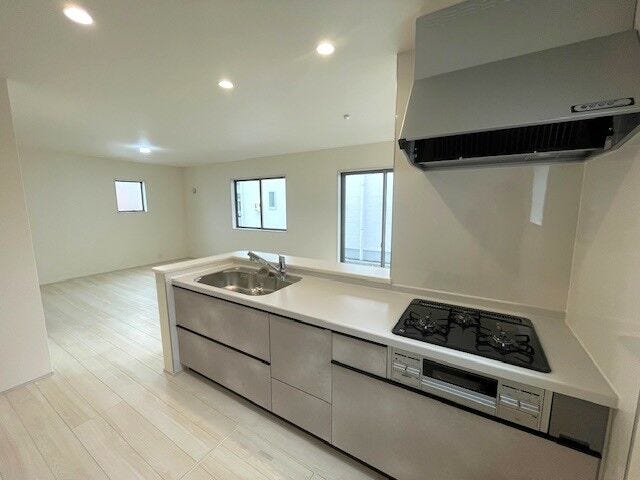 リビング・ダイニングを見渡せる対面キッチン。
家族との会話を楽しみながらお料理ができます♪