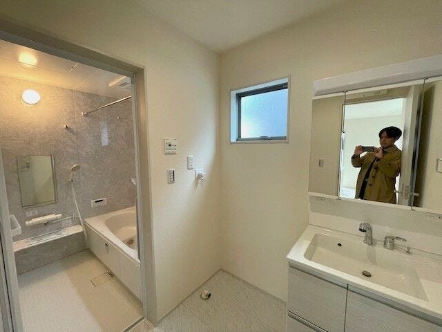 洗面室には窓があり、風通しも良く清潔に保つことができます。