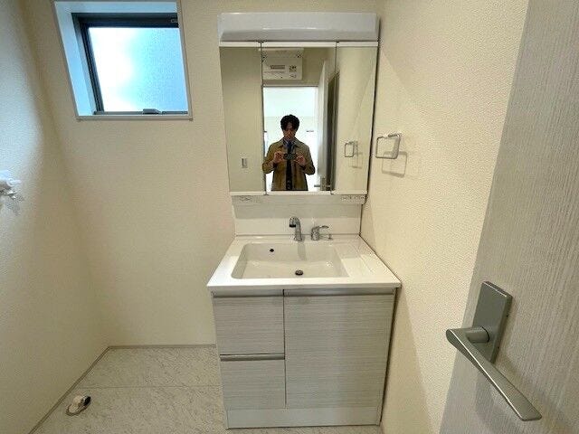 三面鏡のシャワー付き洗面台は収納もでき、お掃除もスムーズ☆