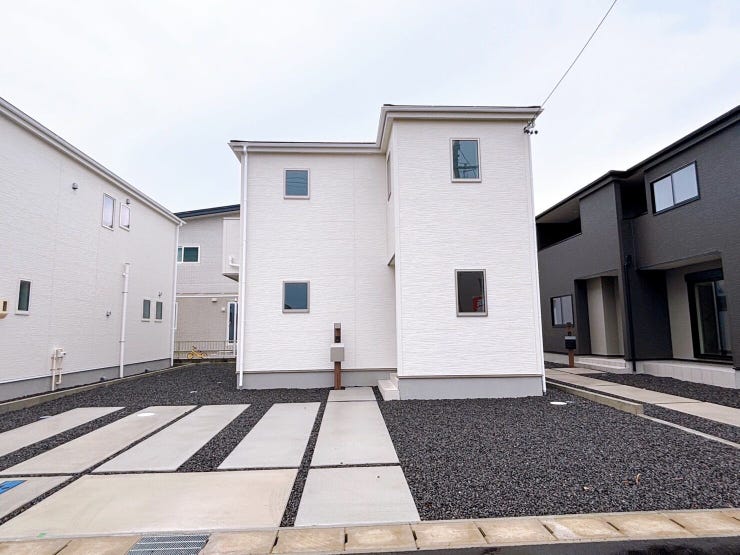 【外観】
近鉄名古屋線「北楠」駅まで徒歩約12分の立地。
小学校・中学校まで徒歩約10分圏内!お子様の通学も安心です♪