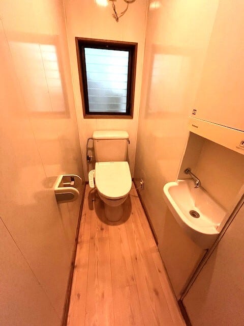 1階トイレは窓が付いており、自然換気可能!
手洗い場も付いております!