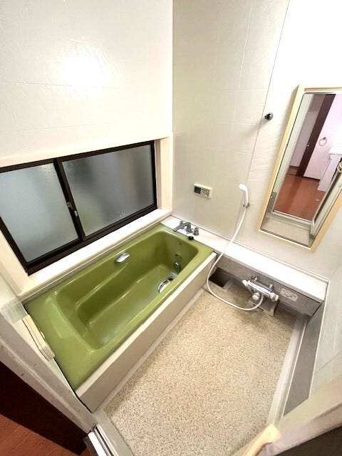 窓が付いており、日中でも自然光の中での入浴が可能な浴室スペース!追焚機能付!