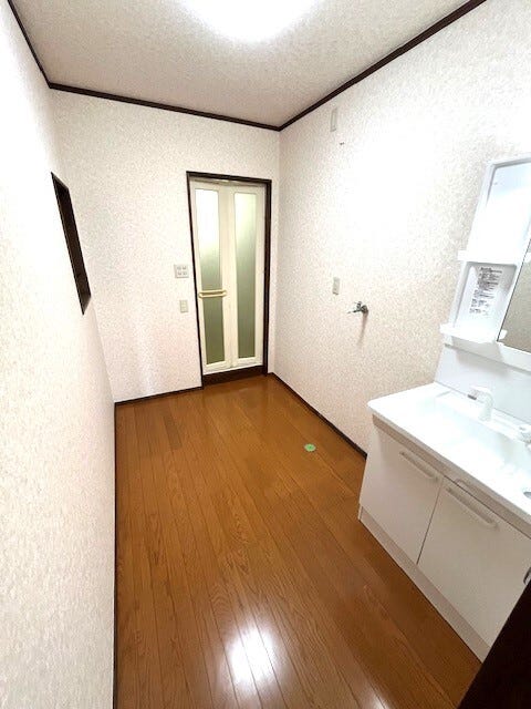 開放的な洗面スペース!広さがあるので、洗濯物の取り込み等でもゆとりがありスペースの確保が可能です♪