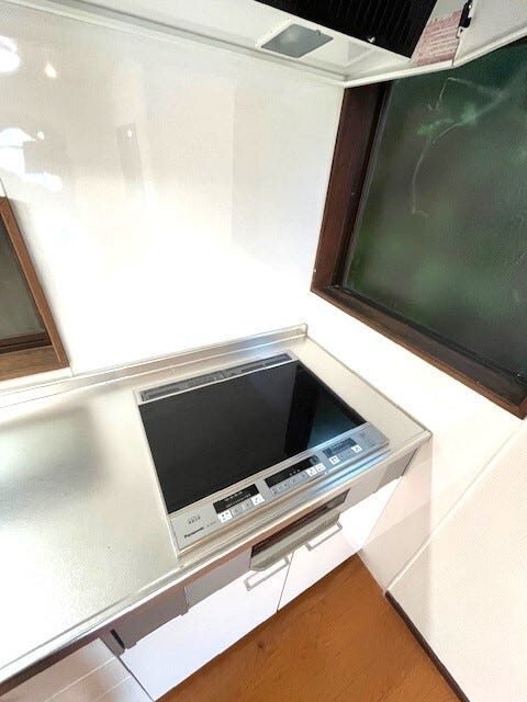 IHクッキングヒーター。火を使わない安心があり、拭き掃除も楽々です♪