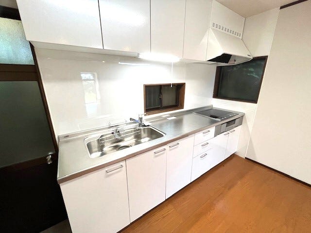 システムキッチン!キッチン横には勝手口も付いており、料理中の換気も可能!