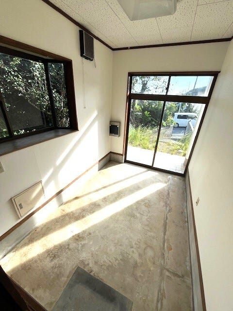 玄関横には土間スペースがございます!
自転車やバイクなども入れておける実用的なスペースです♪