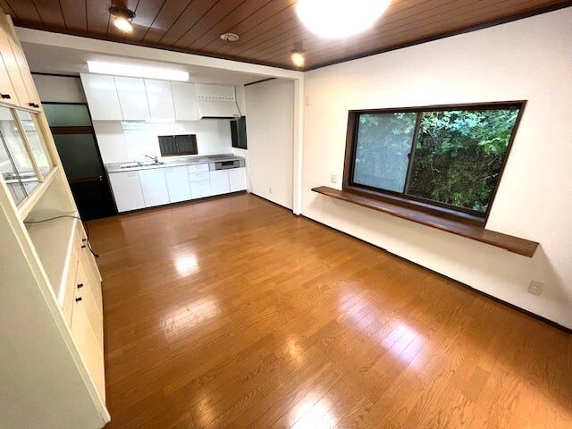 開放感のあるリビング空間。
壁紙クロス・床材貼替を行っており、室内きれいになっております♪