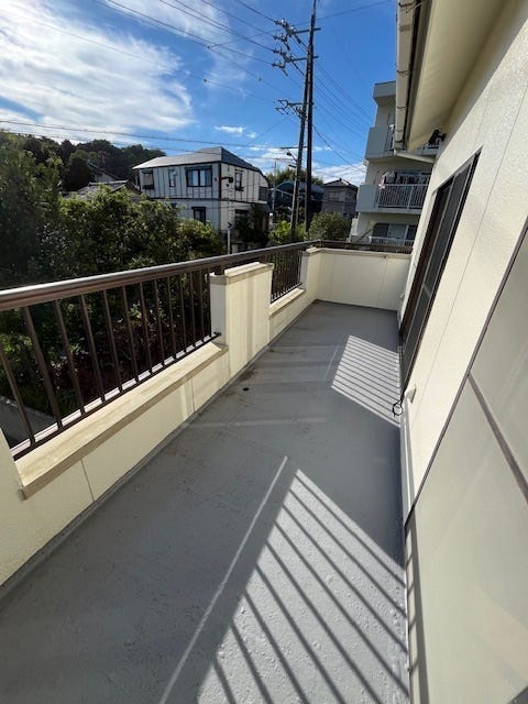 ゆとりのあるバルコニー!屋外水栓付で、靴を洗ったりペットの足を洗ったりすることも可能です♪