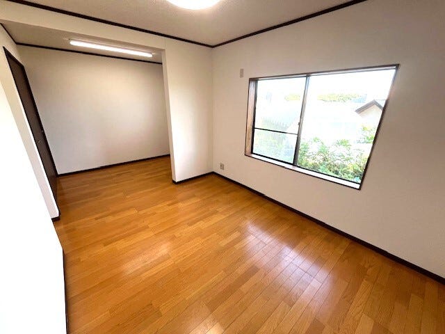 広さのある居室空間!2面採光のため、明るい採光と風通しも良好です♪