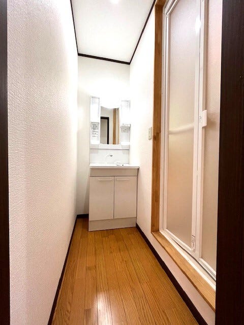 2階に洗面室有り!白を基調とした清潔感感じられる洗面スペースです♪