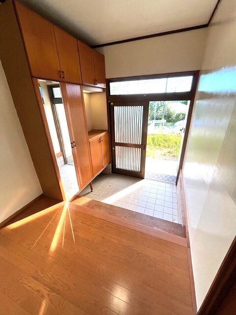 採光の入る明るい玄関スペース!
容量の大きな下足入が付いており、ご家族の靴もきれいに収納可能です♪