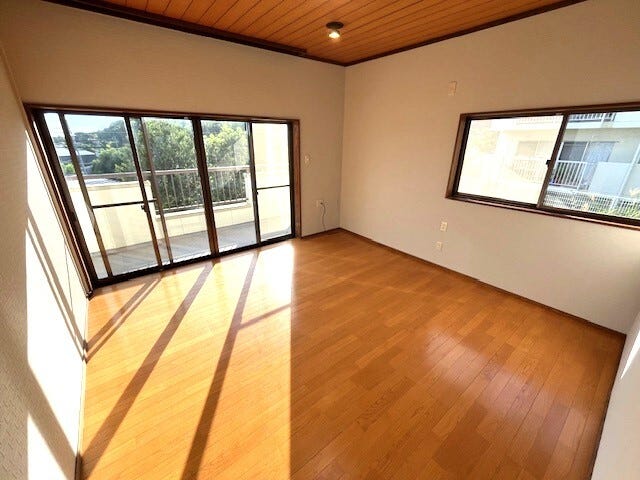 2階洋室。バルコニーへの出入り可能です♪