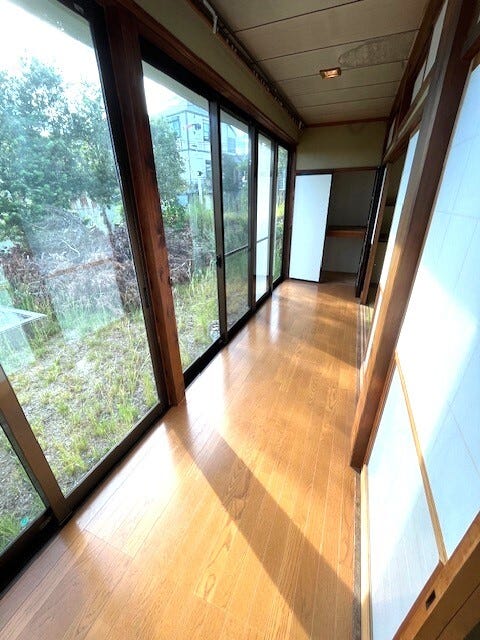 趣のある広縁スペース!陽当り良く、洗濯物を干すこともできますね♪