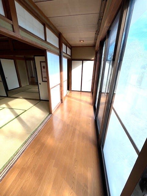 ゆったりとした時間を過ごせる落ち着きのある縁側スペースです♪