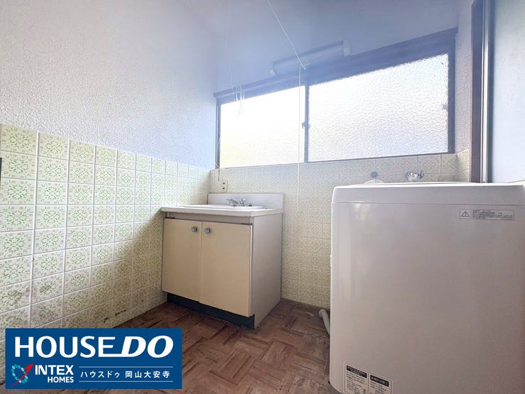 【広々使えるサニタリースペース】
窓から光が差し込む明るい洗面所。朝の身支度も気持ちよくできそうですね!