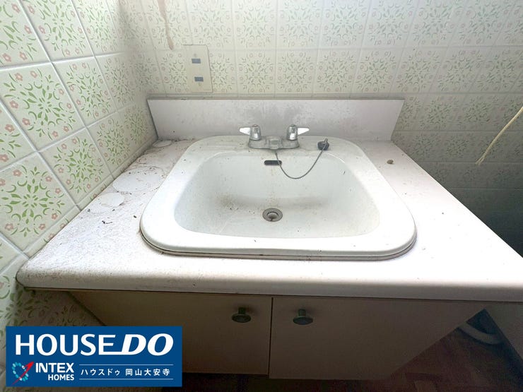 【リノベーションを楽しめる洗面台】
タイルのデザインがレトロで可愛い洗面台。DIYやリノベーションで自分好みに生まれ変わらせてみませんか?