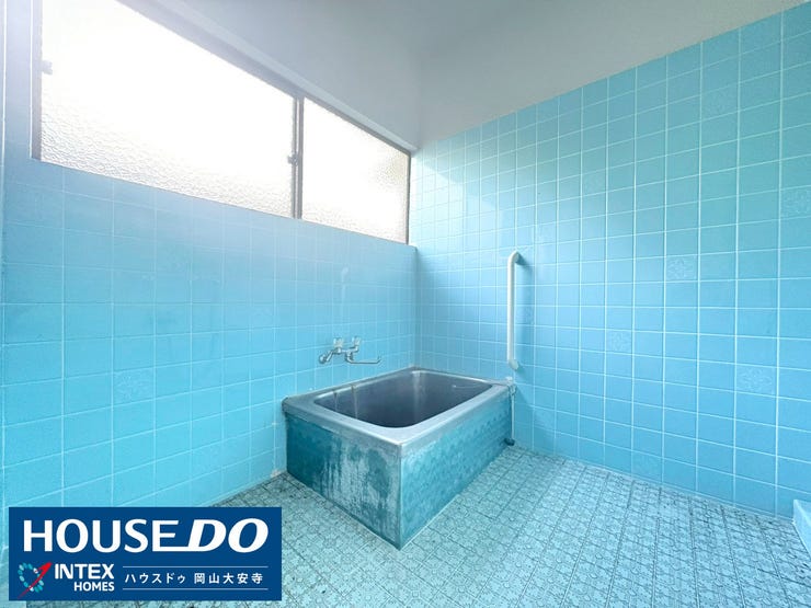 【憧れのユニットバスにリノベーション!】
レトロな雰囲気のタイル張りの浴室も、ユニットバスに交換すれば、まるでホテルのような空間に大変身。一日の疲れを癒す大切な場所にしませんか?