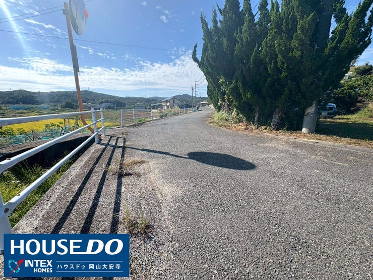 【ゆったりとした周辺環境】
岡山空港まで車で約9分。スーパー・ドラッグストアなどの商業施設は津高方面にあり、車で10分圏内に揃っています。自然に囲まれた立地で、静かに暮らしたい方におすすめです。