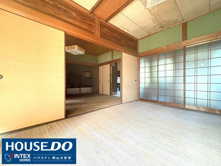 【ゆったりとくつろげる和室】
畳はクッション性があるので、お子さんの遊び場や、横になってゴロゴロするのに最適!家族みんなの憩いの場になりますね。