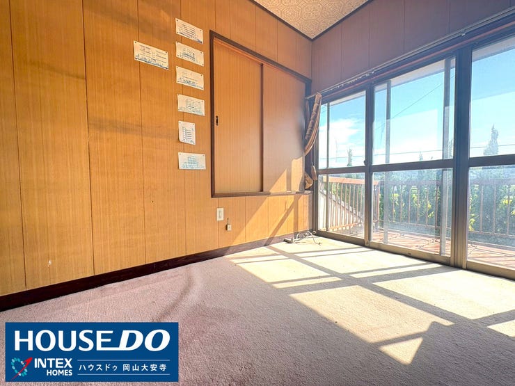 【光あふれる開放的な空間】
大きな窓から差し込む光が気持ちいいお部屋。南向きのバルコニーに続くので、お洗濯物もよく乾きそうです。