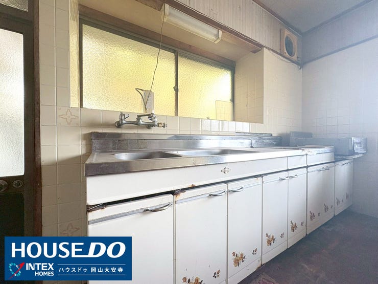 【自分好みにアレンジできるキッチン】
自分好みのキッチンにリノベーションして、お料理の時間を楽しみませんか?勝手口からお庭へも出られます。