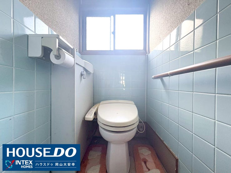 【窓付きで明るいトイレ】
明るい水色のタイルが印象的なトイレ。手すり付きなのでお子さんからご年配の方まで安心してお使いいただけます。