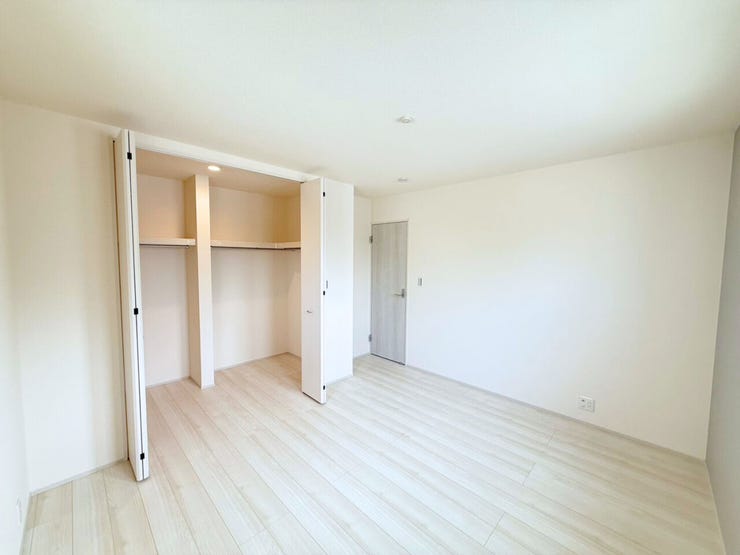 洋室7.25帖。収納豊富なウォークインクローゼット付!たっぷりしまえる収納スペースがあるとお部屋がスッキリ片付きますよ♪また、洋服の出し入れがしやすいとお出掛けも楽しくなりそうです。