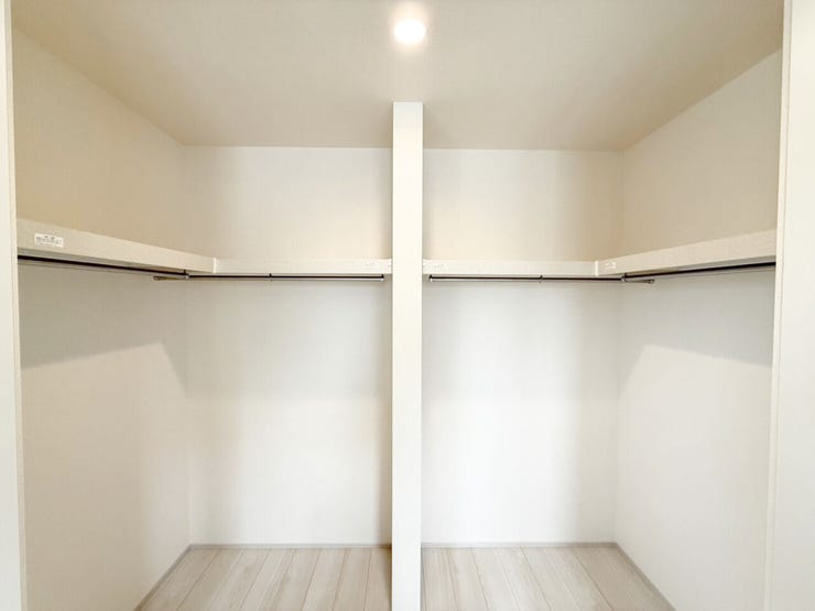 洋室7.25帖内のウォークインクローゼット。衣類はもちろん、カバンや靴などの小物や、スーツケースなどの大きめな物も収納できるので、旅行や出張時の準備もスムーズに。