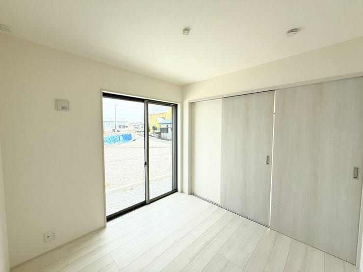 洋室4.5帖。LDK横に位置するお部屋のため。客間としてや運動不足解消のために家族みんなのトレーニングスペース、本棚を設置して読書スペースなど、生活スタイルに合わせて様々な使い方が可能です。