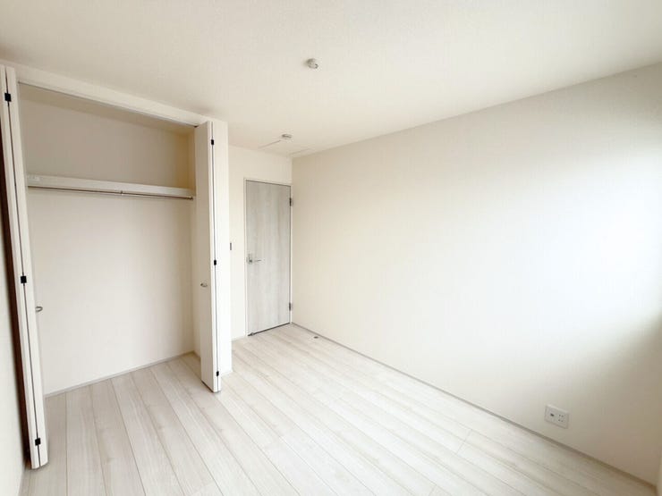 ストレージルーム5.44帖。収納スペースとしてや手芸・音楽鑑賞などの趣味部屋、仕事や勉強など集中したい時用に使用するなど♪もちろん寝室としても♪生活スタイルに合わせて使い方いろいろ!