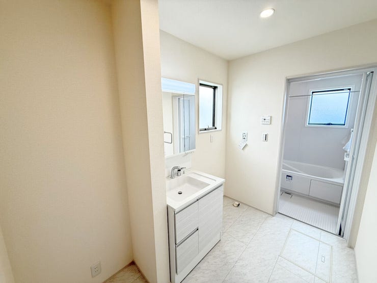 広めの洗面所なので、洗面台や洗濯機を設置しても洗濯カゴなどを置くスペースがあり便利です♪棚を設置すれば、タオルや洗剤などを置くスペースもできより快適に♪