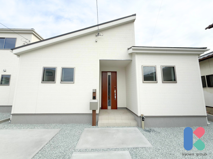 【外観】
老後も無理なく快適に♪階段のない平屋暮らしを。洗濯物や掃除機を持って2階へあがるのって大変ですよね?平屋ならそうした毎日のお洗濯やお掃除の負担も軽減し、より効率的な暮らしに♪