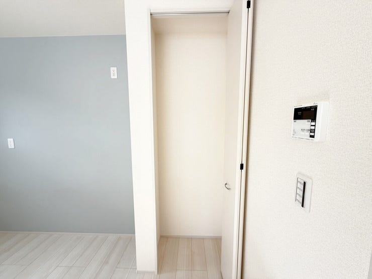 キッチン収納。ケース買いした飲料や常温で長期保存できる食料品、さらにはサランラップなどよく使う台所用品などをストックできて便利なキッチン横の収納スペース♪