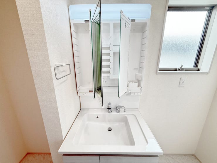 洗面台鏡裏の収納は歯ブラシ、化粧品、シェーバーなどの日用品をスマートに収納できるため、洗面台周りがごちゃつかず、来客時にも生活感を出さずに済みます。