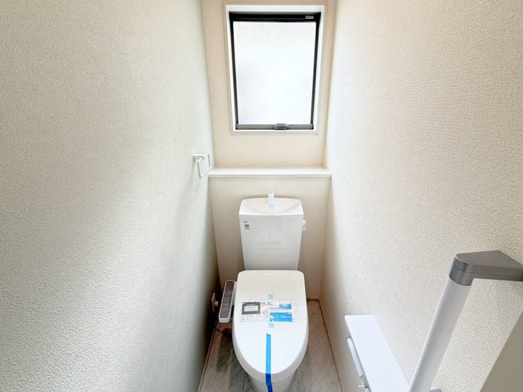 西側トイレ。シンプルな内装と清潔感のある白いトイレ。毎日のトイレタイムは落ち着ける空間がいいですよね。2か所トイレが設置されているので、朝のトイレ渋滞がおきにくいです。