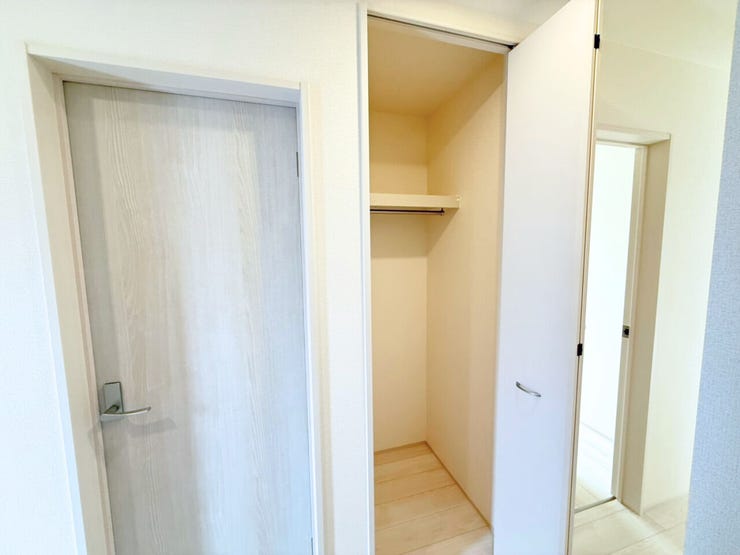 掃除用具やトイレットペーパーなどの日用品をしまえて便利♪居室の収納とは別に収納スペースがあることで、気兼ねなくサッとしまえてサッと取り出せるのがうれしいポイント♪