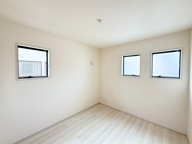 洋室5.44帖、別角度。「ランプはどんなデザインにしようかな?」「ベッドのサイズはどれくらいがいいだろう?」など、自分の部屋になったらどのようにレイアウトしようかと楽しく想像してみてください。