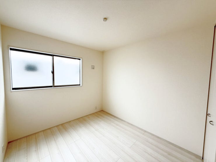 ストレージルーム5.44帖、別角度。壁一面に本棚を置いて自分だけのライブラリーやデスクと観葉植物を配置して集中できるワークスペースなどライフスタイルに合わせて様々な使い方ができます。