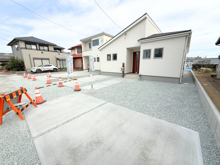 「表札はどんなデザインが合うだろうか」「あの部屋は自分の部屋にしたいな」「ほしいと思っているあのソファは置けるかな」など自分がここに住んだら、どのようにしようかと考えながら楽しくご内覧ください♪