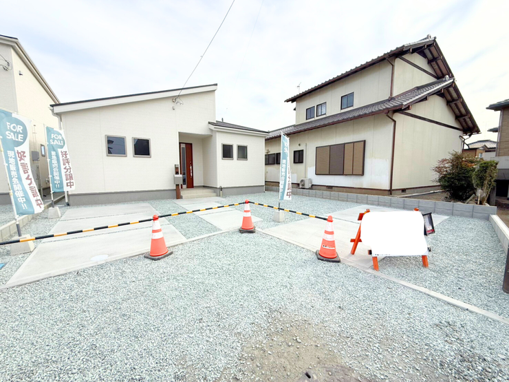 クリスマスはツリーや電飾で華やかに、ハロウィンにはランタンカボチャなどで可愛くミステリアスに外観を飾り付けて楽しみましょう♪そして、年末年始は良い一年を願って、門松としめ縄を♪