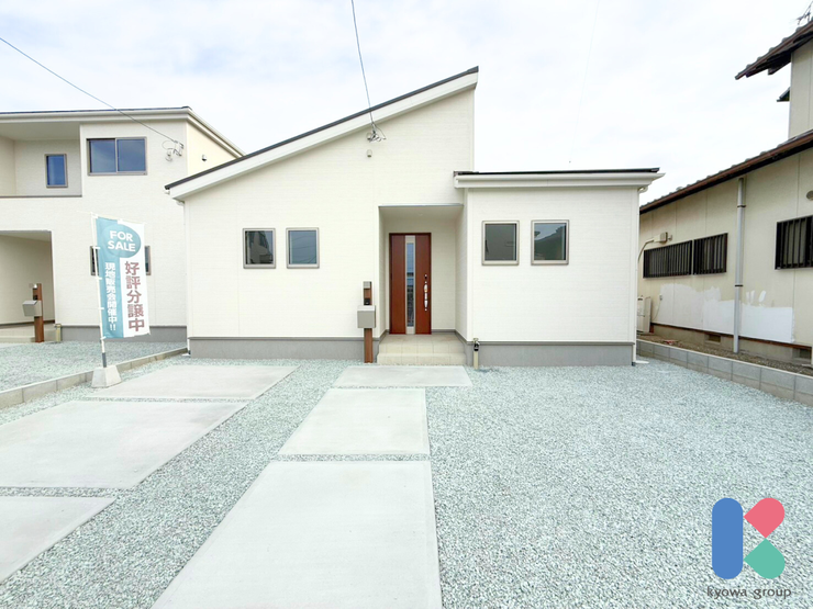 毎日見る外観だからこそ、飽きのこない色合いがうれしい。季節の花々や木々を鉢に植えて、雑貨やライトも飾って外観から素敵なお家へと演出してみませんか?