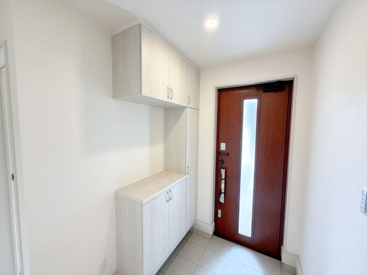 玄関ドアが窓付きなので明るい印象に。また、たっぷりしまえる収納スペース付きなので、きちんと片付いて気分スッキリ♪鍵をポンとおいて置ける棚もあり、外出がスマートに。