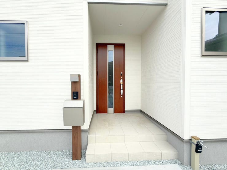 玄関ポーチは屋根付きで、雨天時にゆとりをもって傘をさしたり、たたんだりができます。また、ドアの開閉時に雨風が室内に吹き込みにくいのもうれしいポイントです。